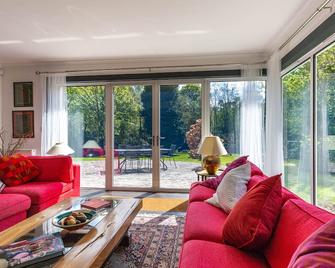 Family Friendly Refurbished Detached Country Cottage Set In Castle Grounds - Drymen - Living room
