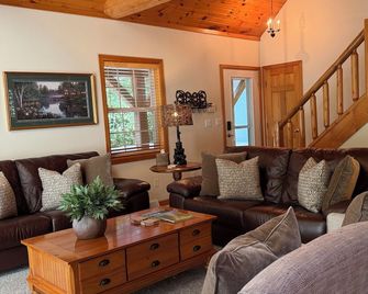 Excellent Location/Pine Cone Guest House/Close to downtown Fish Creek - Fish Creek - Sala de estar