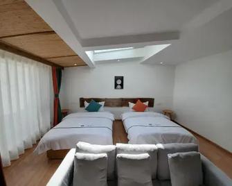 Lugu Lake Jiangnan Yaju Hostel - Lijiang - Bedroom