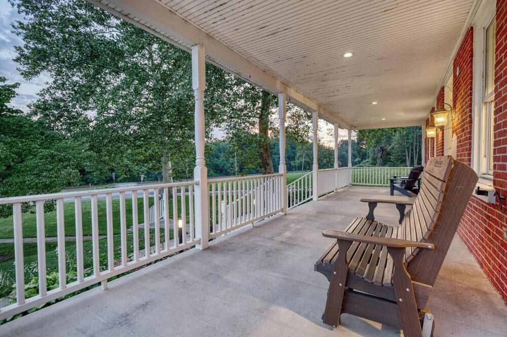 Quaint Studio Suite in Historic Farmhouse - Nearby river access and hiking!
