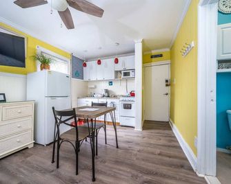 Beach Apt #9 - Studio w/ Bathroom & Kitchen - Ocean Grove - Kitchen