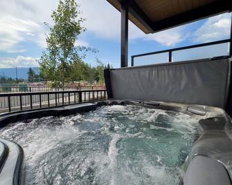 2br w/ private hot tub - 5 min from Revelstoke Mountain Resort! - Revelstoke