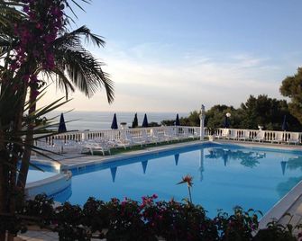 Residence Emarine Con Servizio Spiaggia Incluso - Peschici - Piscina