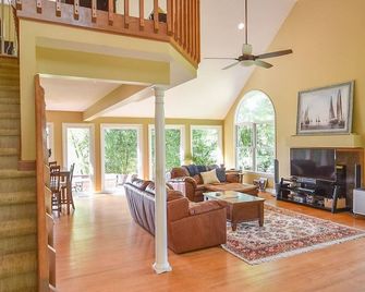 Waterfront & Pet Friendly! Beautiful Lakefront Home Near Golf And Fort Bragg - Sanford - Wohnzimmer