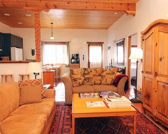 Stella Luna - in the Lap of Taos Mountain! - Arroyo Seco - Living room