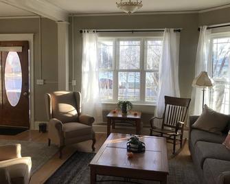 1928 Historic Spacious Victorian Home (Entire House) - Mandan - Wohnzimmer