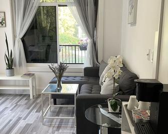 AC one bedroom unit in a quiet neighborhood - Mission - Pokój dzienny