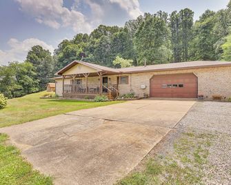 Spacious Ohio Family Home on 5-Acre Property! - New Philadelphia - Edifício
