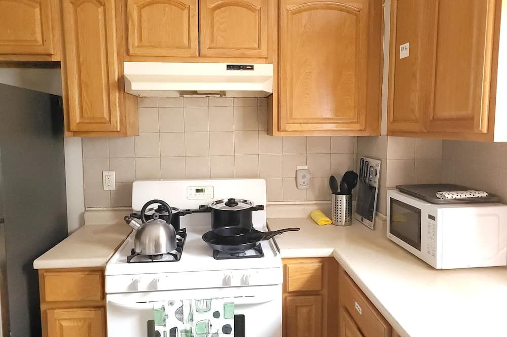 Charming B&B with 3 bedrooms and WiFi, AC in fabulous Newark - Newark - Küche