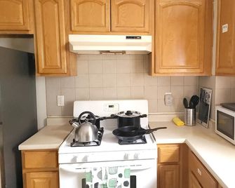 Charming B&B with 3 bedrooms and WiFi, AC in fabulous Newark - Newark - Küche
