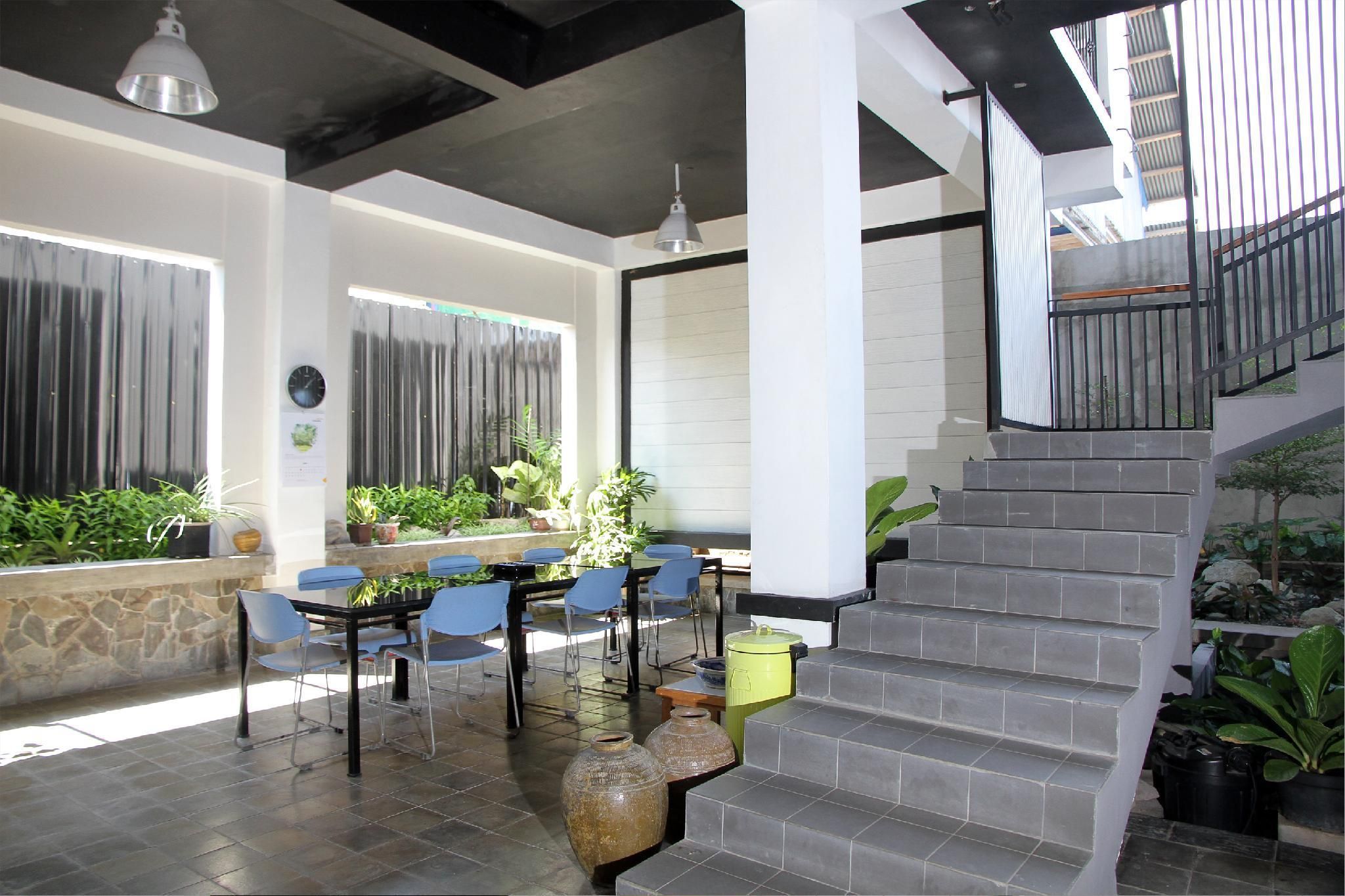 Rego Hotel - Palu - Patio