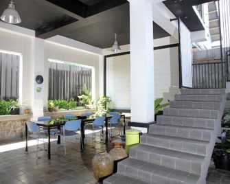 Rego Hotel - Palu - Innenhof