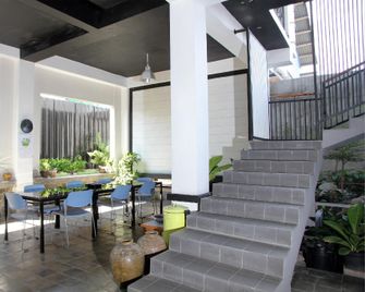 Rego Hotel - Palu - Patio