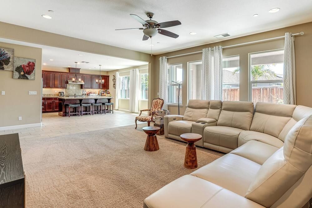 Family Home w/ Patio & Fenced Yard in Brentwood - Brentwood - Huiskamer