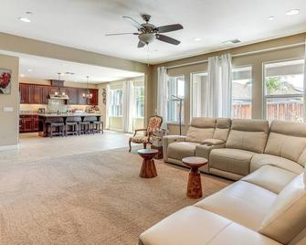 Family Home w/ Patio & Fenced Yard in Brentwood - Brentwood - Huiskamer