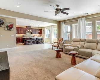 Family Home w/ Patio & Fenced Yard in Brentwood - Brentwood - Huiskamer