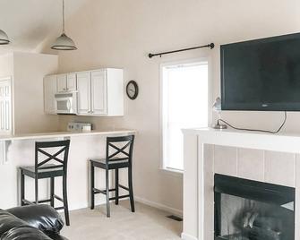 Quiet home close to wec - Wilmington - Kitchen