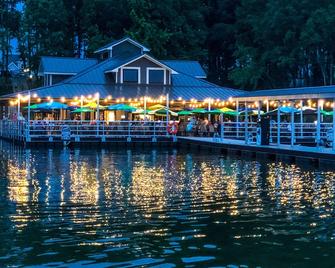 Beautiful Lake Townhouse at Twin Creeks Resort - Winchester - Building