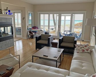 On the beach of Lake Michigan + views of Big Red - Holland - Living room
