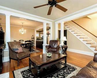 Historic Row Home 1 Block From Gate 1 At Usna - Annapolis - Sala de estar