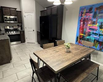 Cozy & Spacious Retreat - Yukon - Dining room
