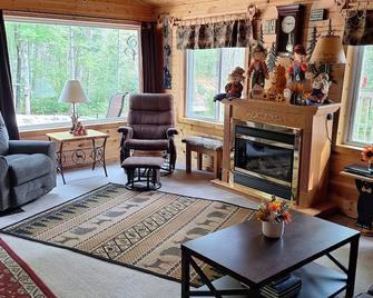 Peaceful cabin in the woods. Well maintained. Trail access. Air cond.\n\n\n\n\n\n\n \n - Pembine - Sala de estar