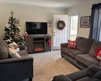 Fram's Place--a convenient, peaceful, private escape in the foothills! - Wilkesboro - Living room