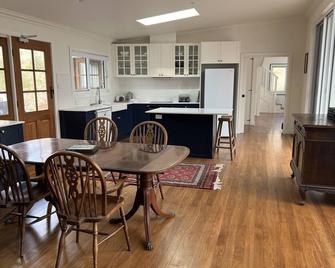 Summit House Armidale - 2 or 4 Bedrooms - Armidale - Restaurante