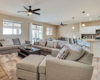 Hot Tub and Foosball Table Lake Havasu City Home - Lake Havasu City - Sala de estar