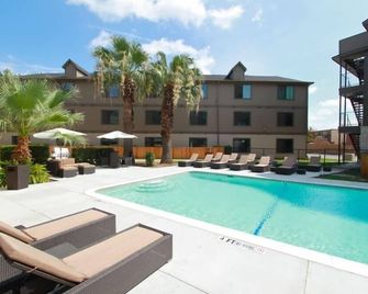 Charming 2BR king beds suite next to DT w/ pool - Austin - Piscine