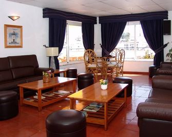Regina Apartamentos - Albufeira - Wohnzimmer