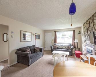 Lazy K Cabin - Pet Friendly, close to the beach - Seaview - Living room