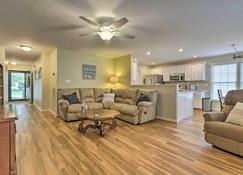 Lovely Ocean View Retreat, 3 Mi to Bethany Beach! - Ocean View - Living room