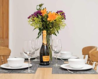 Bright~ Town Center~ 2 bed~Penzance - Penzance - Dining room