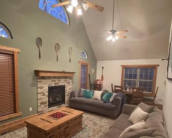 Cozy, cabin in the woods perfect for hanging out. - Savannah - Living room