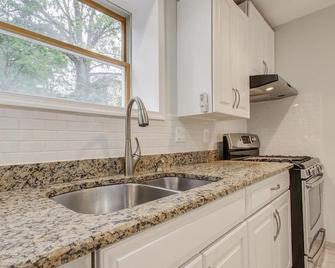 Adorable 2 bedrooms+ den with indoor fireplace - McLean - Kitchen