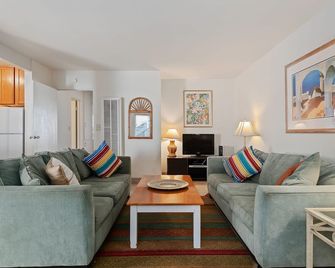 1 Block from the Beach! - Carpinteria - Huiskamer