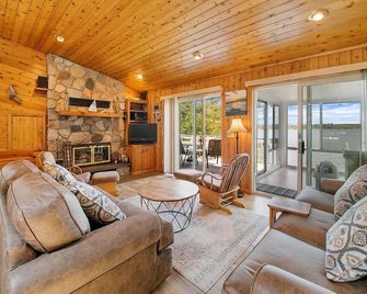Executive Lake Home on Premier Recreational NW WI Lake w Fun New Game Room! - - Webster - Living room