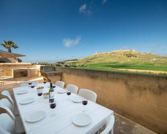 Rebekah Holiday Home - Għasri - Balcón