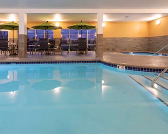 Grandstay Hotel & Suites Rock Valley - Rock Valley - Pool