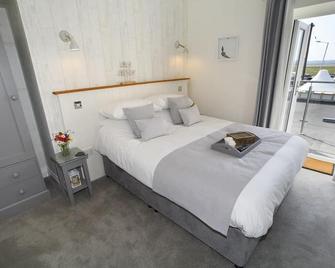 ذي إيستواري إيه بار آند رومز - سوانسي - غرفة نوم