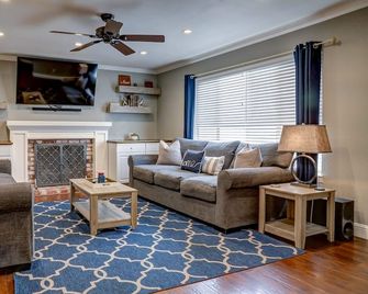 Centrally Located Watsonville Home~ Near the Beach - Watsonville - Wohnzimmer