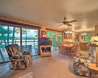Cozy Hayward Cottage with Dock and Lakefront View - Hayward - Wohnzimmer