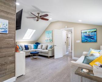 Stylish Upscale Apt w/ Snack Bar & Sunny Deck - Huntington Station - Living room