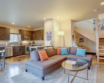 Urban Roundabout - Bend - Living room