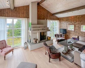 Cozy Home In Sjusjøen With Sauna - Sjusjøen - Living room