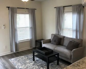 Lakewoodlyon Park Renovated Cottage Near Duke 23a - Durham - Living room