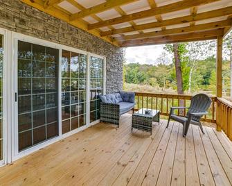 Lake Escape in Cadiz with Dock Families Welcome! - Cadiz - Patio