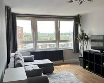 Captivating 1-bed Apartment in Stratford - London - Living room