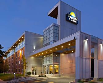 Days Inn & Suites by Wyndham Milwaukee - Milwaukee - Building